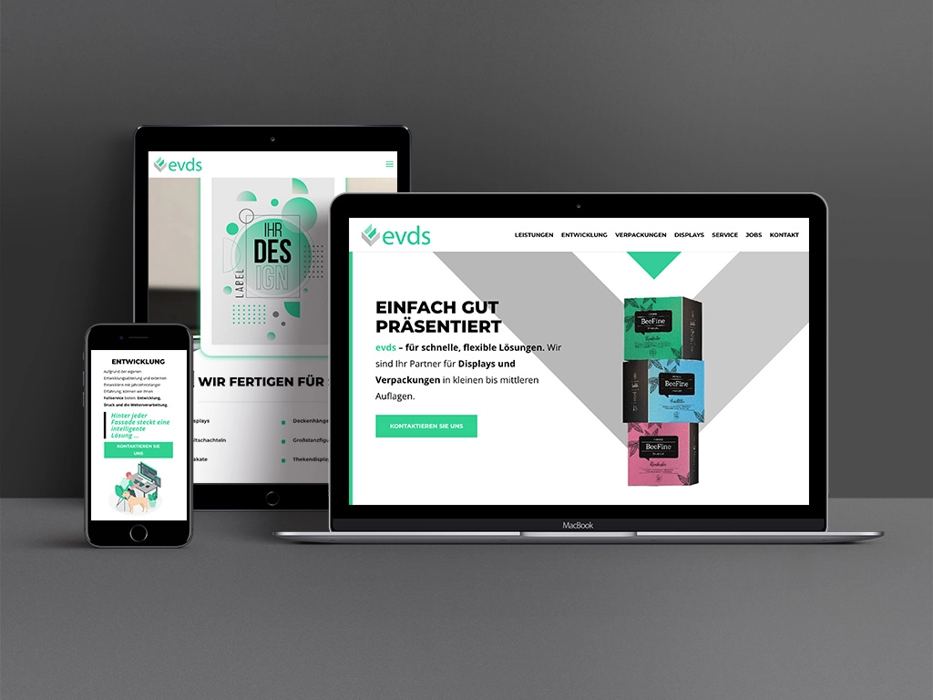 Das Bild zeigt die Website der Firma ‚evds‘ in einer responsiven Ansicht auf einem Laptop, einem Tablet und einem Smartphone vor grauem Hintergrund.