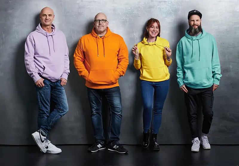 Das Bild zeigt vier Erwachsene Personen des arte logo Teams nebeneinander vor einem dunklen Hintergrund.